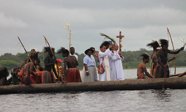 Mgr C�t� en procession sur une barque en Papouasie