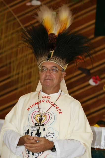 Mgr Gilles C�t� lors d'une c�l�bration en Papouasie